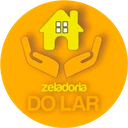 Logo da Zeladoria do Lar: casa amarela sobre duas mãos em fundo laranja